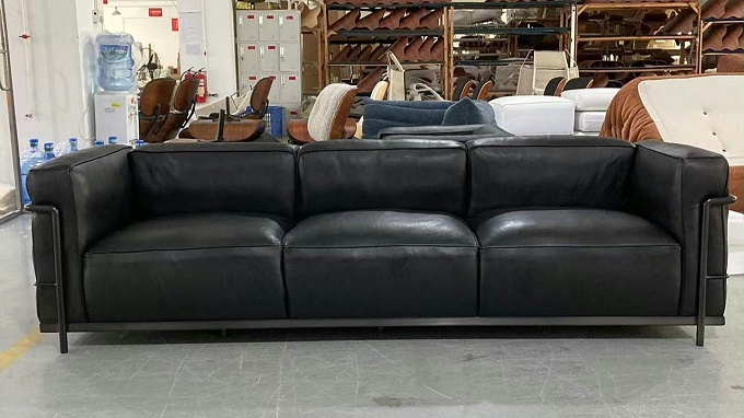 柯布西耶沙发的永恒魅力：如何选择专业的制造商