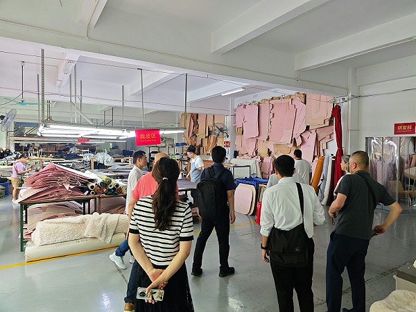 中古家具工厂 车间场景 客户来访